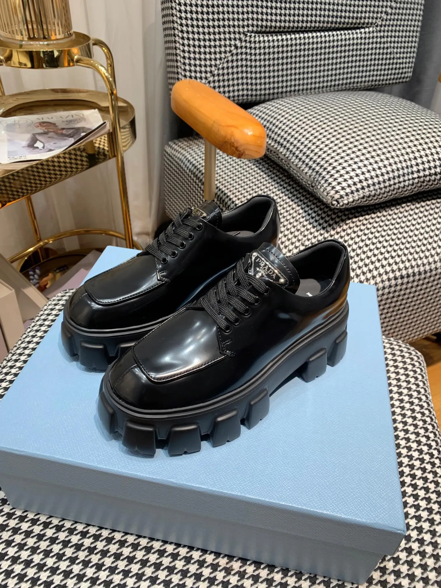 👟👟Ex-factory price 480👟👟 ss23 Prada 👟👟 💥The T-stage catwalk model "Dream Never Sleeps" can be used on important occasions. It has an aristocratic feel and is perfect on the feet💃💃The entire series is full of exciting and unexpected combinations of elements, with a strong artistic flavor, allowing you to appreciate the ever-changing style of Prada girls. 1⃣ Upper: cowhide with open edge beads/patent leather 2⃣ Lining: imported sheepskin 3⃣ Outsole: lightweight foam outsole Size 35M-40M